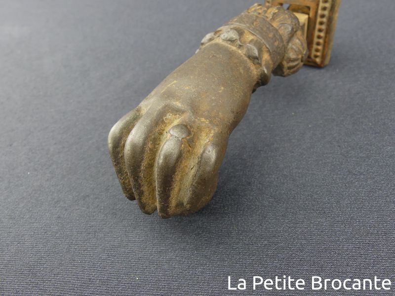 Ancien heurtoir de porte en fonte de fer main avec une pomme en ance