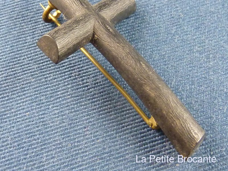 Collier victorien ancien à longue chaîne en jais, pendentif croix en Vulcanite, de deuil sur France | collier de deuil en jais