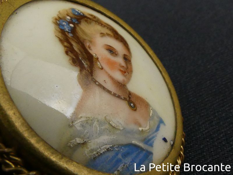 Broche En Porcelaine De Limoges - Portrait D'une Femme, Occasion, Laiton, Fermeture à Réparer