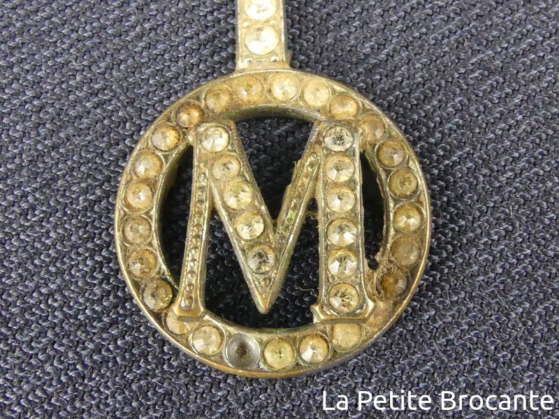 Broche Fantaisie Ancienne Strass - Lettre 'M' D'environ 1.5 Cm, Avec Toutes Ses Pierres, Occasion