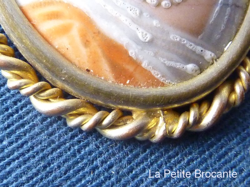 Broche Portrait En Porcelaine De Limoges - Femme - Multicolore Sur Laiton - Style Vintage (fermeture Manquante)