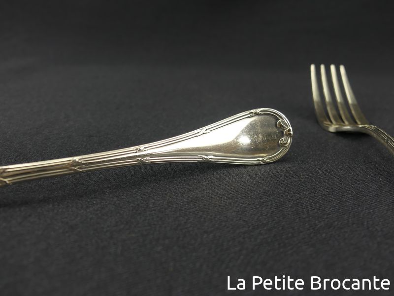 CHRISTOFLE - 12 Couverts En Métal Argenté Modèle Baguette Et Une Louche Chiffree Bs On Joint Une Fourc