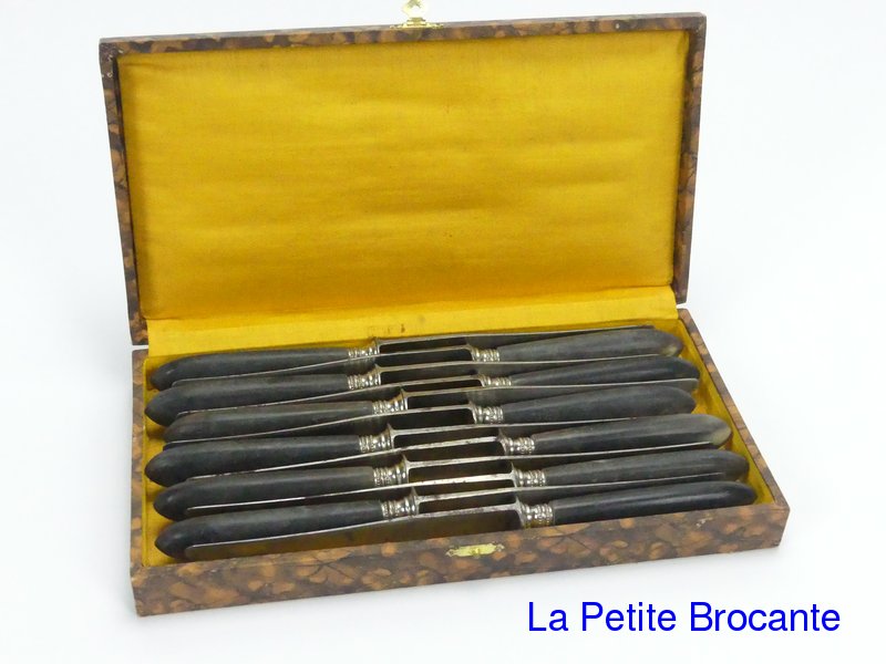 ANCIEN COFFRET 12 COUTEAUX DESSERT ACIER ARGENT CORNE