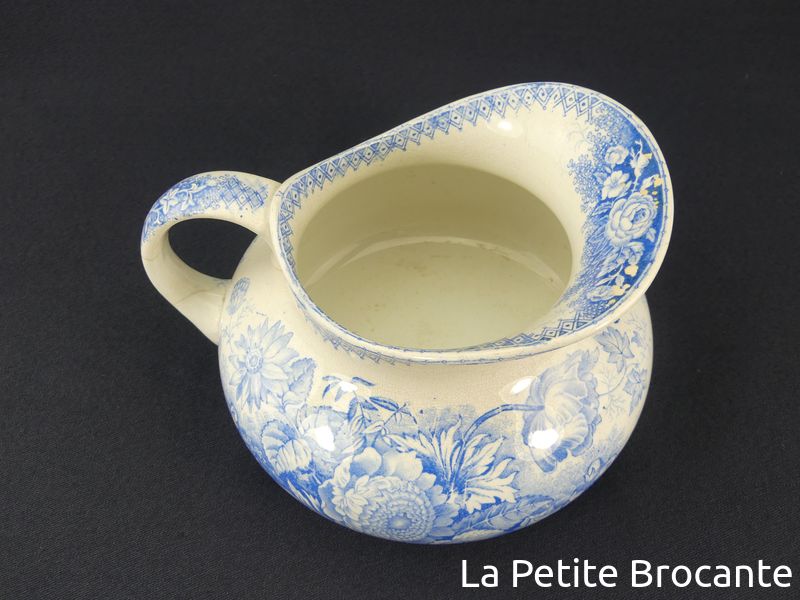 Ancien broc de toilette en faïence de Sarreguemines U&C modèle Ancien broc de toilette en faïence de Sarreguemines U&C modèle
