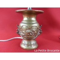 paire_de_petits_vase_asiatiques_en_bronze_monts_en_lampes_2