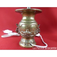 paire_de_petits_vase_asiatiques_en_bronze_monts_en_lampes_4