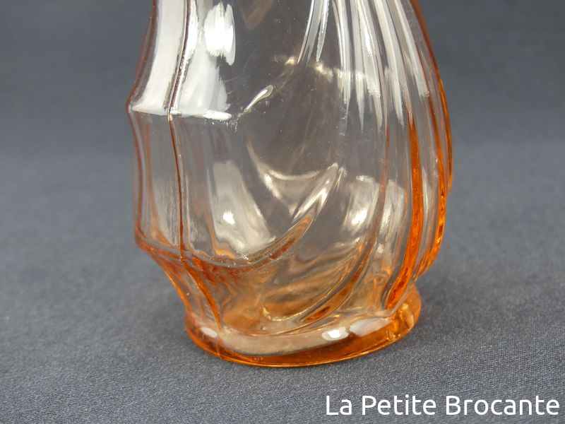 Petit vase à jacinthe en verre moulé rose